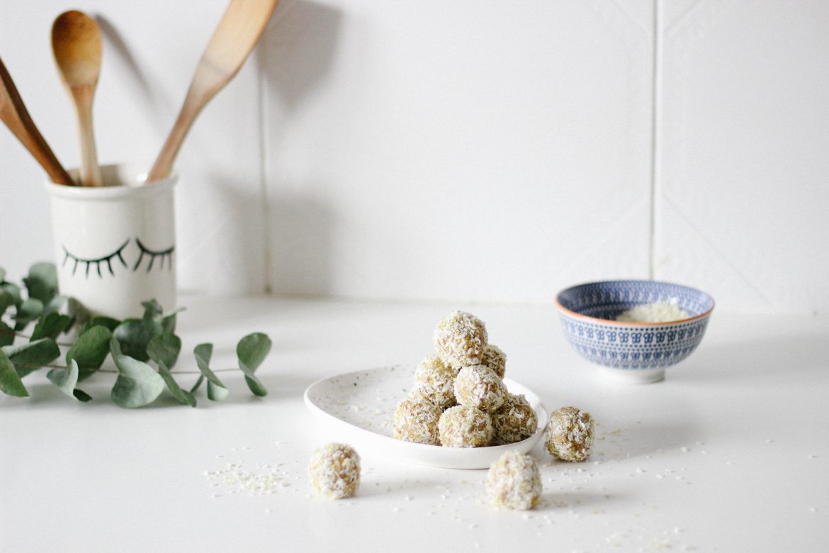 LEMON COCONUT DATE BALLS (SUGAR FREE & VEGAN)